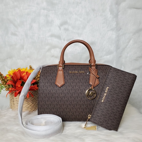 🔥SALE🔥 Michael Kors Hayes Duffle and Wallet Set - Picture 3 of 7